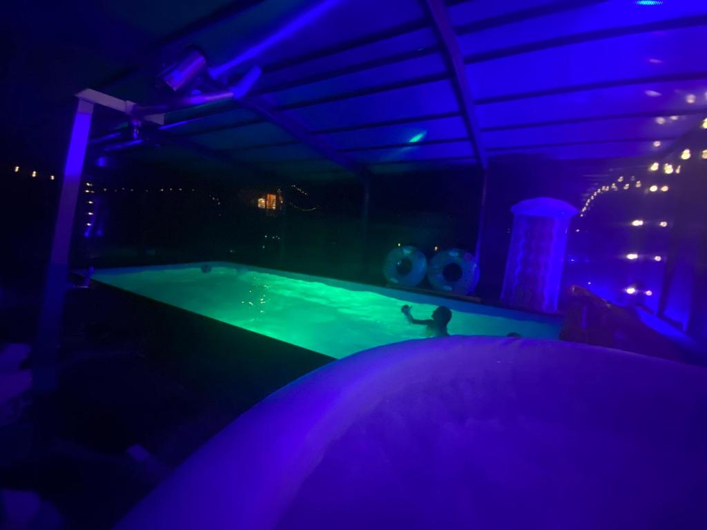 Bazén v ubytování Gîte du Silo Loft atypique ,Tournesol , spa&piscine couverte nebo v jeho okolí