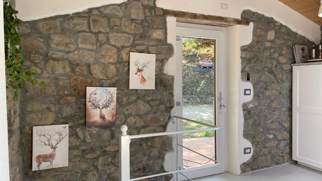 CasabascianaにあるMetato con piscina e giardinoの動物の絵が描かれた石壁