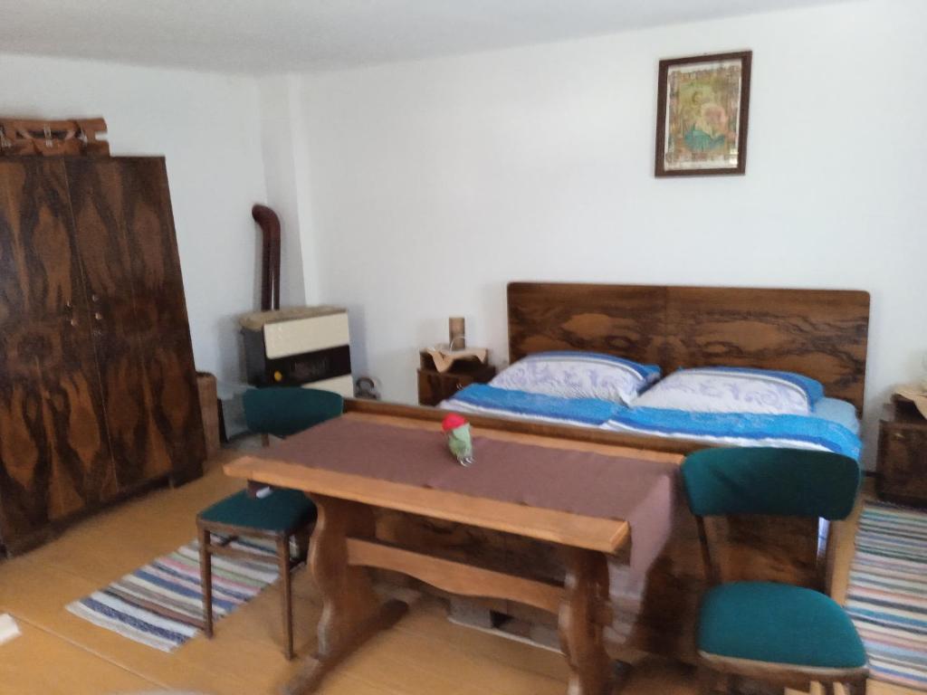 Brod na KupiにあるKuća za odmor Lešnicaのベッドルーム1室(ベッド1台、木製テーブル、椅子付)