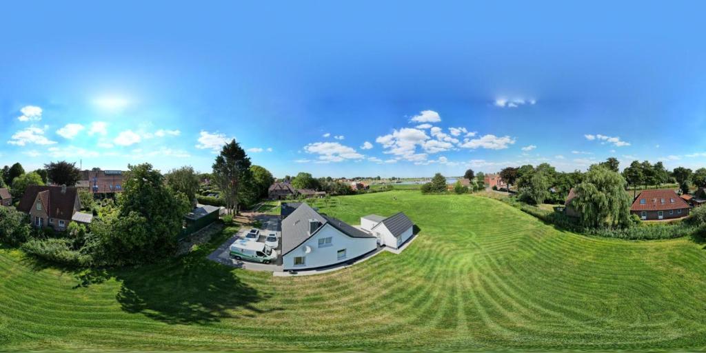 een luchtfoto van een huis in een veld bij Hafenkieker in Greetsiel