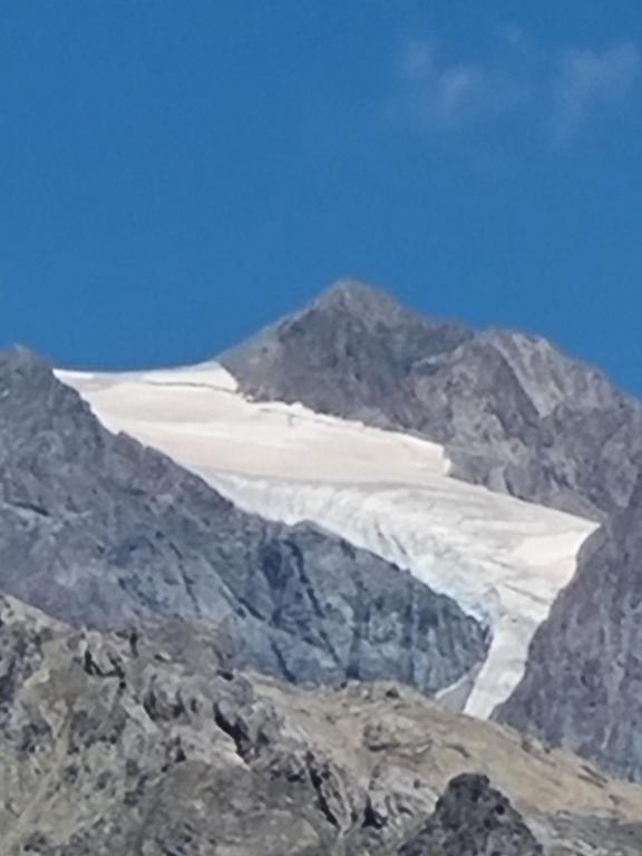 uma montanha coberta de neve em frente a uma serra em APPARTEMENT T2 30m2 VUE EXCEPTIONNELLE PUY SAINT VINCENT AVEC PISCINE L'ETE em Puy-Saint-Vincent