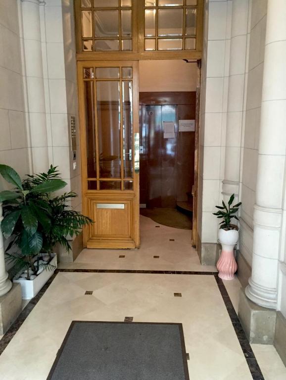 een hal met een deur in een gebouw bij Bel Appartement Haussmannien - Gare de Lyon in Parijs