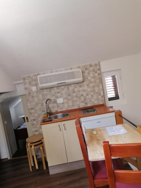 Kuchyň nebo kuchyňský kout v ubytování Apartments Đukić