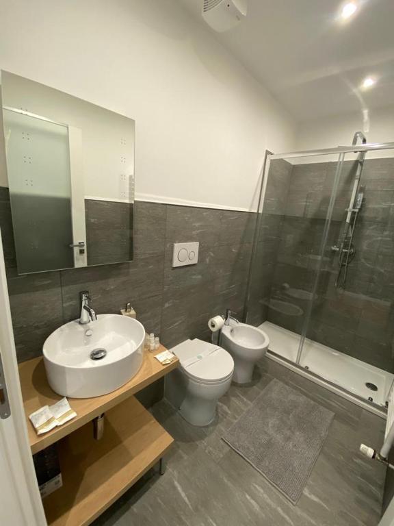 łazienka z umywalką, toaletą i prysznicem w obiekcie [Udine Centro] Ade Apartment w mieście Udine