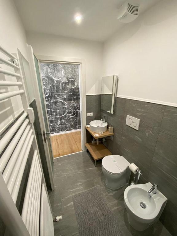 łazienka z toaletą i umywalką w obiekcie [Udine Centro] Ade Apartment w mieście Udine