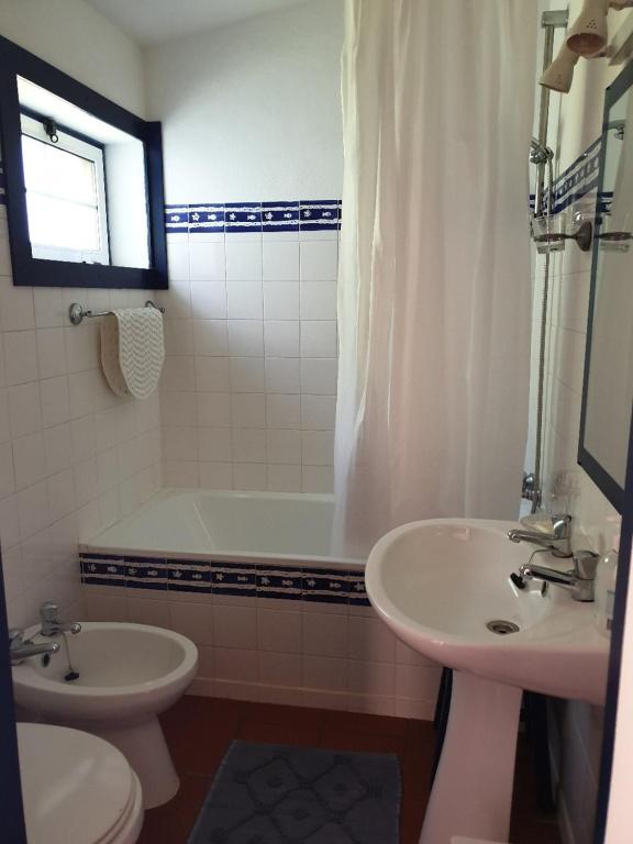 y baño con lavabo, bañera y aseo. en Sondela Self Catering, en São Martinho do Porto