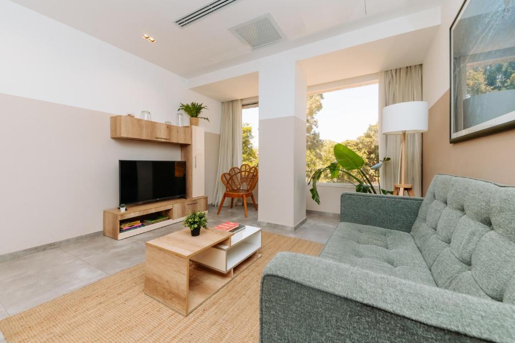 A television and/or entertainment centre at Brassbell l Zamalek l Jeddah Tower