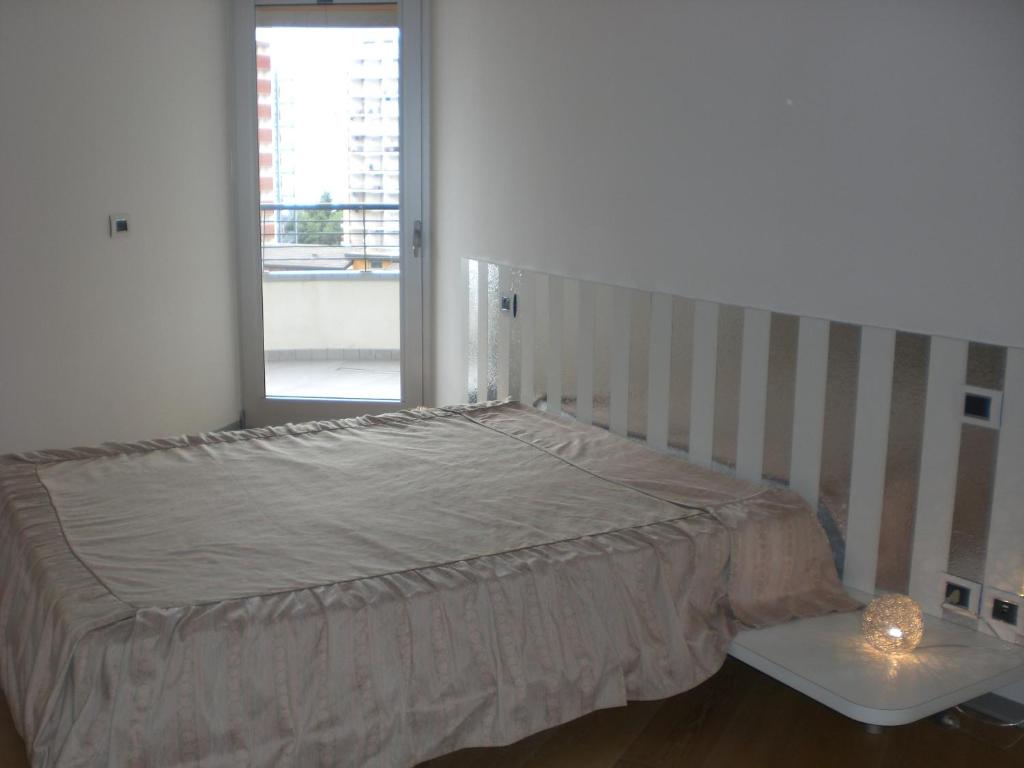 リニャーノ・サッビアドーロにあるTorre Argonavisの窓付きの部屋のベッド1台