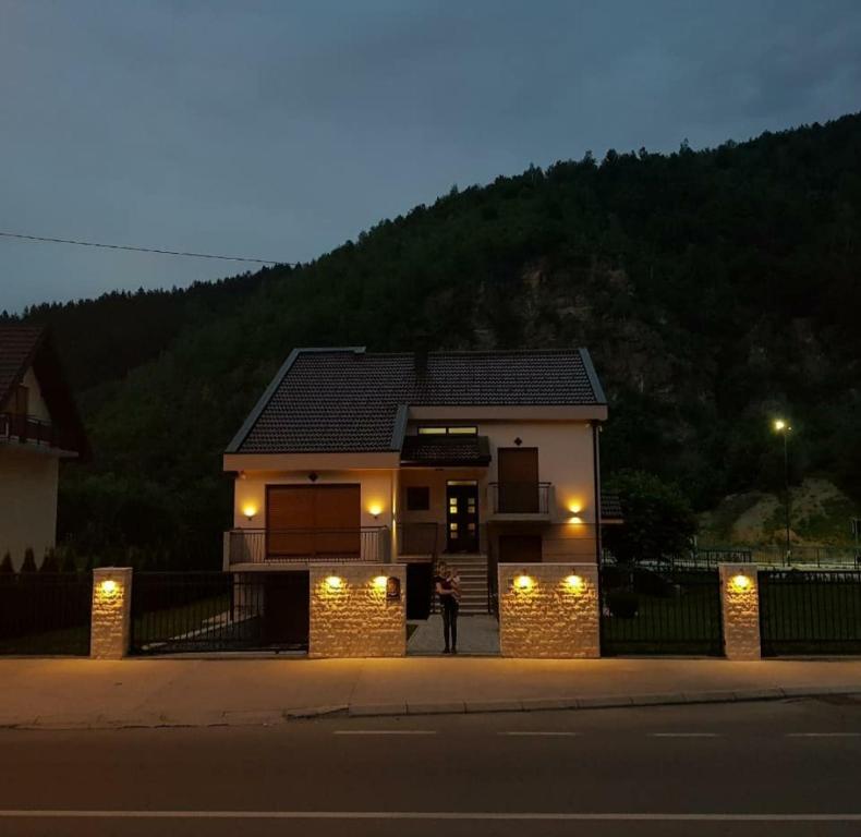 Nespecifikovaný výhled na hory nebo výhled na hory při pohledu z penzionu
