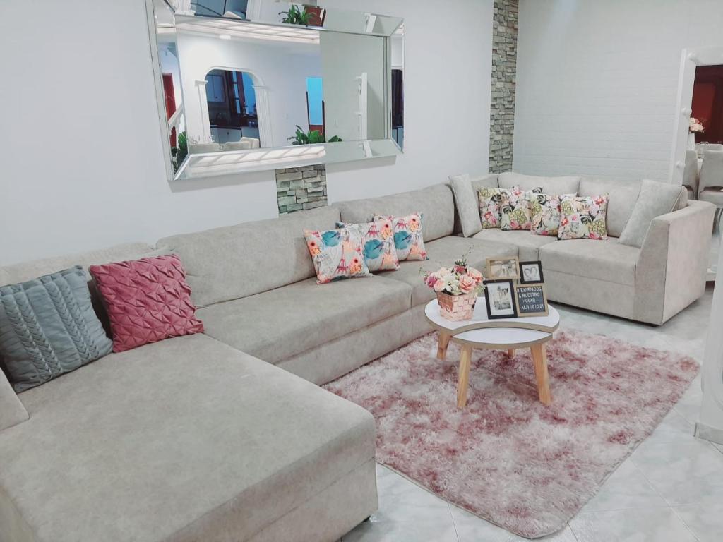 uma sala de estar com um sofá e uma mesa em Casa San Vicente em San Vicente de Chucurí