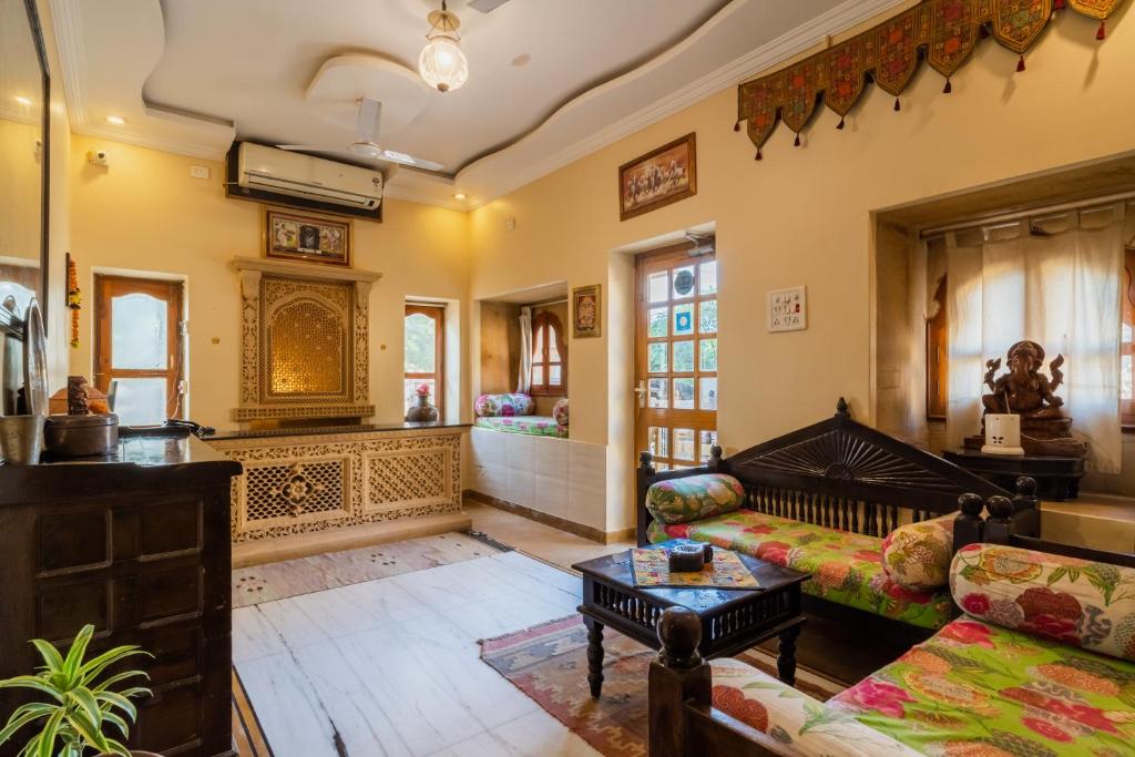sala de estar con sofá y mesa en Hotel Fifu, en Jaisalmer