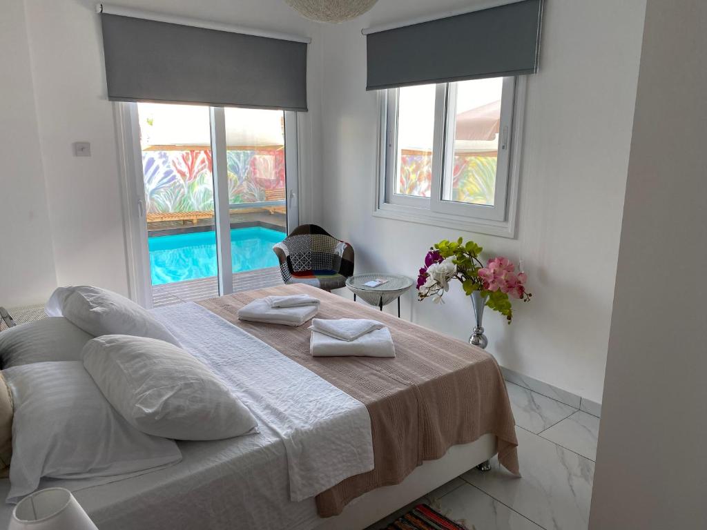Bazén v ubytování Exclusive Villa Larnaca - 8 plus sleeps - 2 min from BEACH - Big Private Pool nebo v jeho okolí