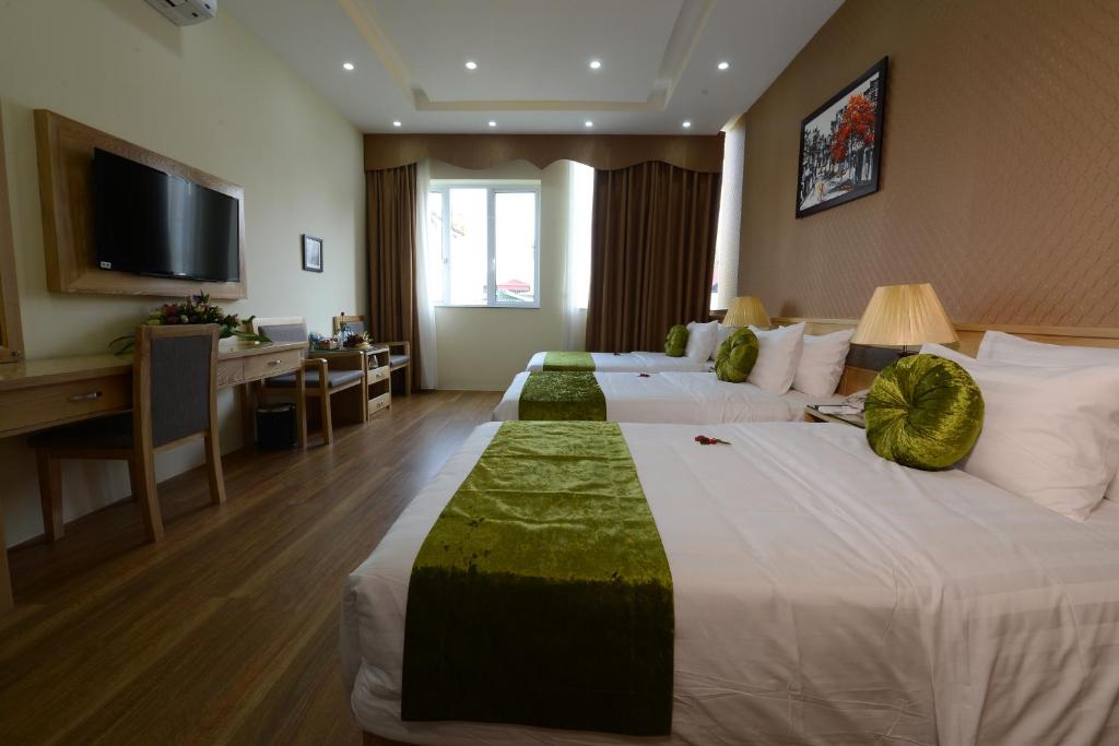 Postel nebo postele na pokoji v ubytování Blue Hanoi Inn Hotel