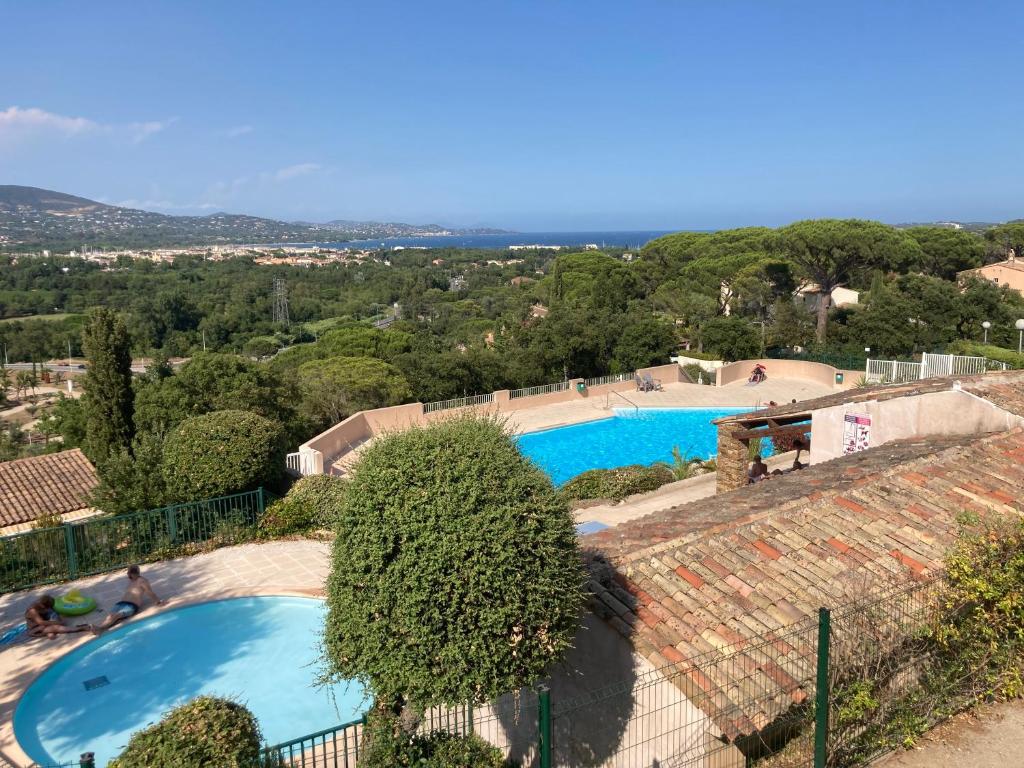 Výhľad na bazén v ubytovaní Appartement vue mer golfe de Saint-Tropez alebo v jeho blízkosti