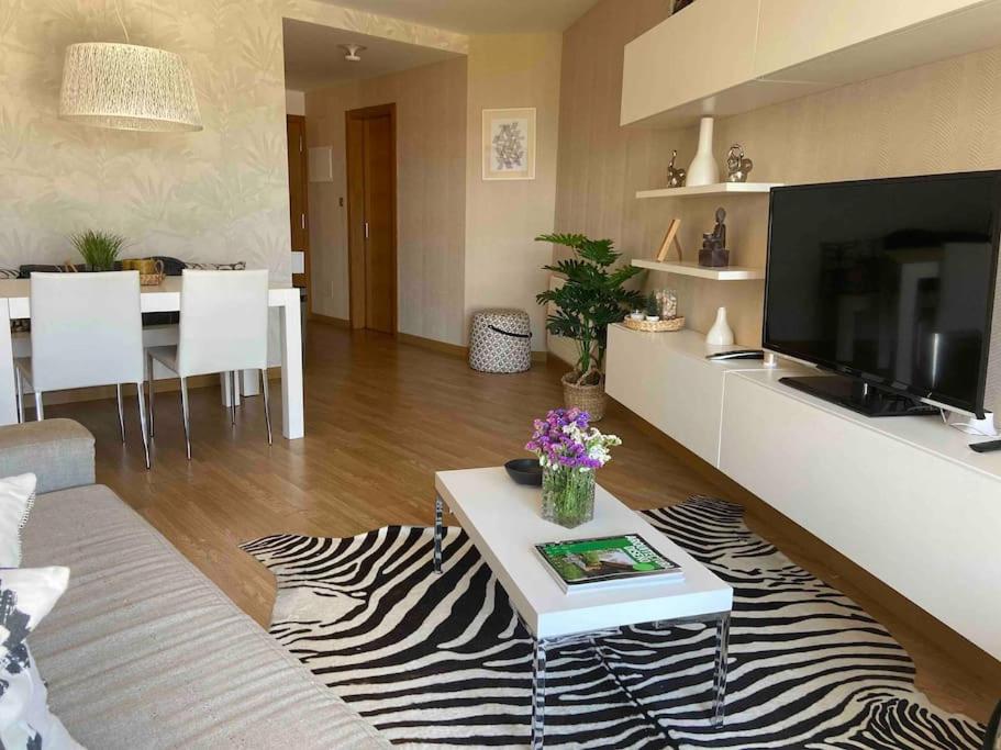 Apartamento con vistas al mar في مالبيسا: غرفة معيشة مع أريكة وطاولة