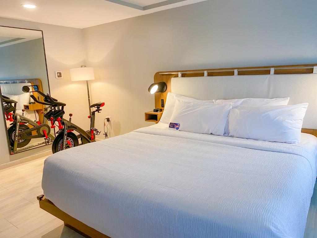 Postel nebo postele na pokoji v ubytování TRYP by Wyndham Mayaguez