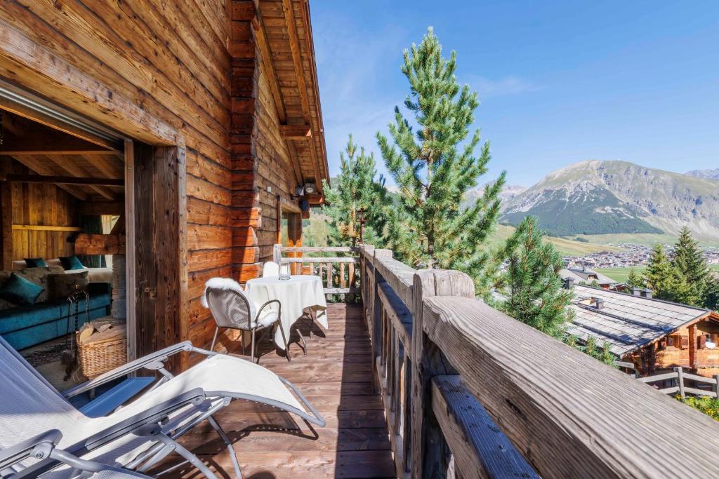 Nespecifikovaný výhled na hory nebo výhled na hory při pohledu z aparthotelu