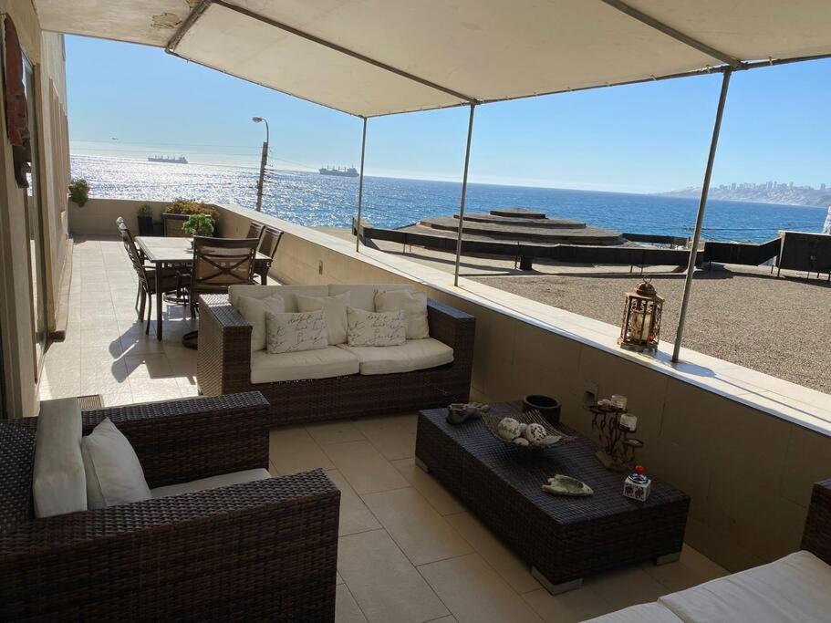 uma sala de estar com vista para o oceano em Hermoso departamento frente al mar, Viña del Mar Reservar con más de un día de anticipación em Viña del Mar