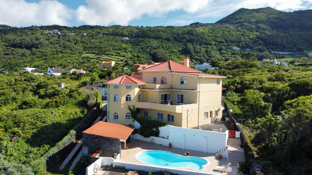 uma vista aérea de uma villa com piscina em Quinta dos Dragoeiros - RRAL Nº3452 em Queimada