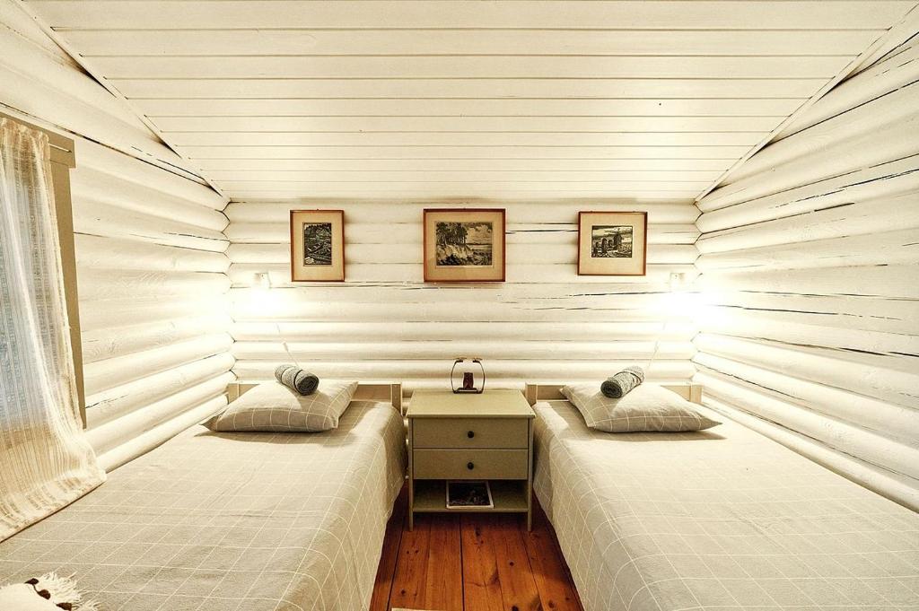 Postel nebo postele na pokoji v ubytování Muhu cabin Aasa