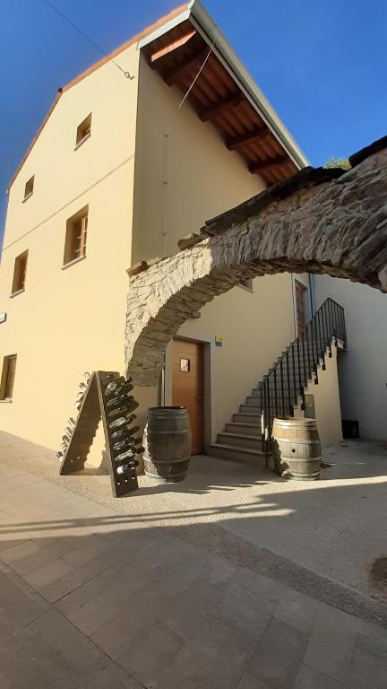 un bâtiment avec un escalier en pierre et un bâtiment avec une porte dans l'établissement Fine Rooms Vipava, à Vipava