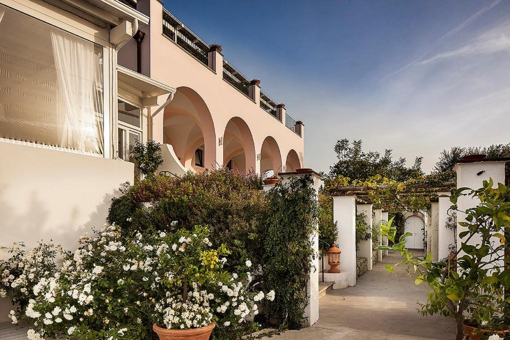 a building with flowers on the side of it at Tenuta Del Poggio Antico in Ischia