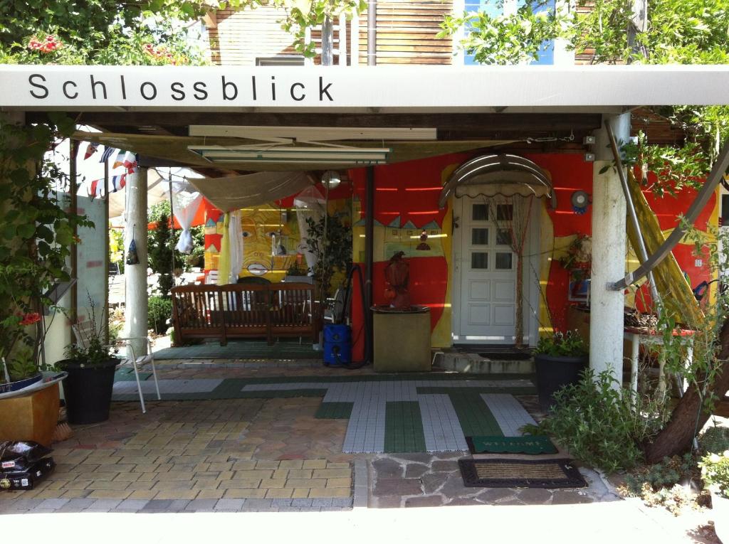 卡芬斯蒂恩的住宿－施洛斯布里克公寓，商店前方有读到schulichick的标志
