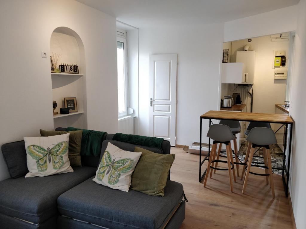 - un salon avec un canapé et une table dans l'établissement Cosy T2 31m2 - Centre-Ville Dijon - Gare et Darcy, à Dijon