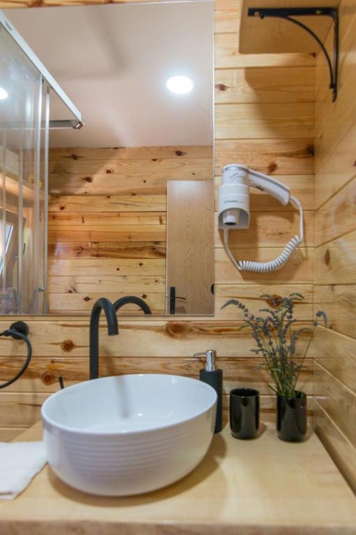 Koupelna v ubytování Log cabins Banjska stena