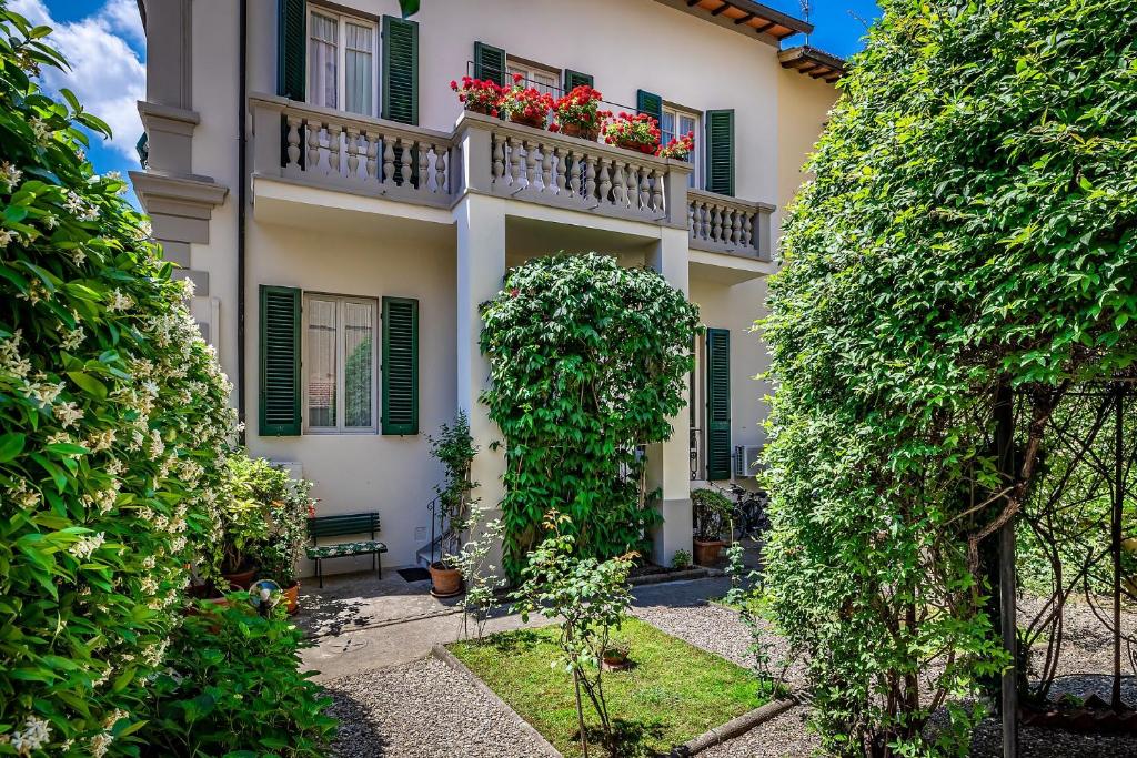 - un bâtiment avec un balcon fleuri dans l'établissement A Casa di Lilli, à Florence