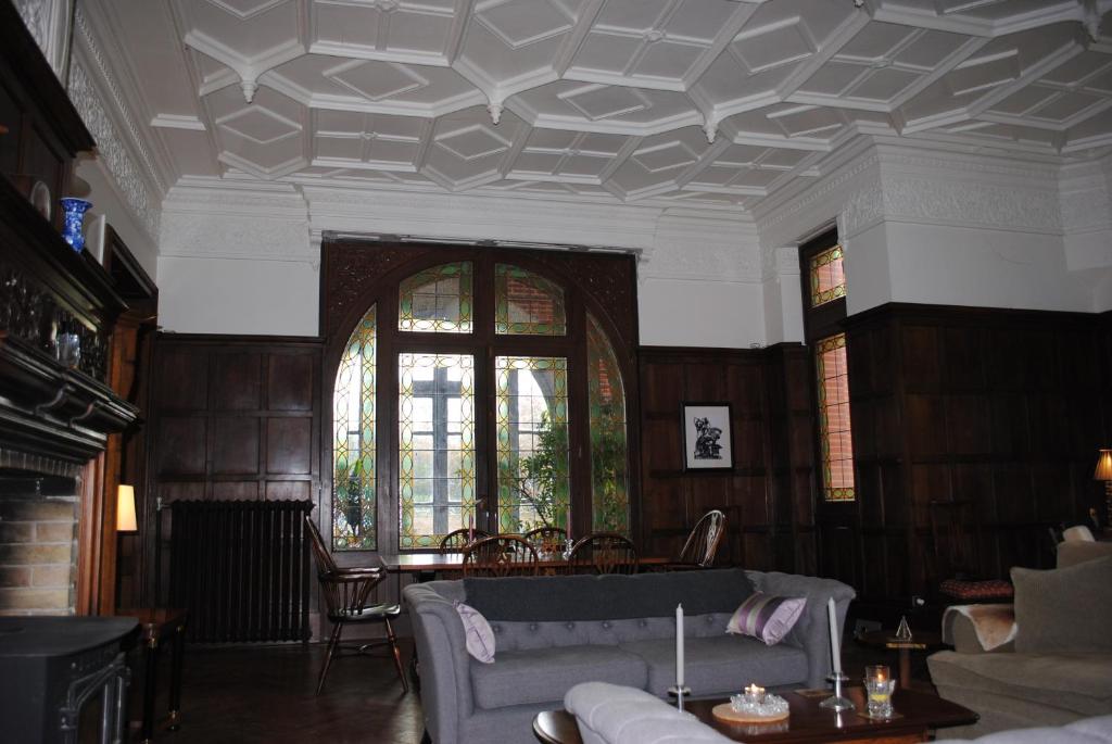 un soggiorno con un divano e un tavolo di Chateau Mezger ad Albefeuille-Lagarde