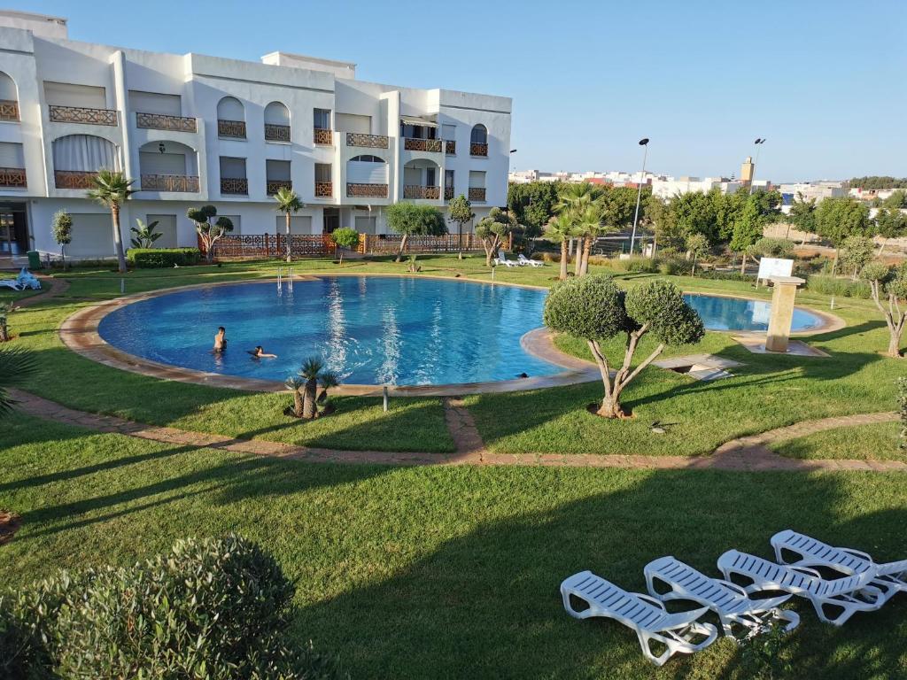 vista sulla piscina di un resort di Appartement avec piscine à saidia Climatisation et Wifi a Saïdia