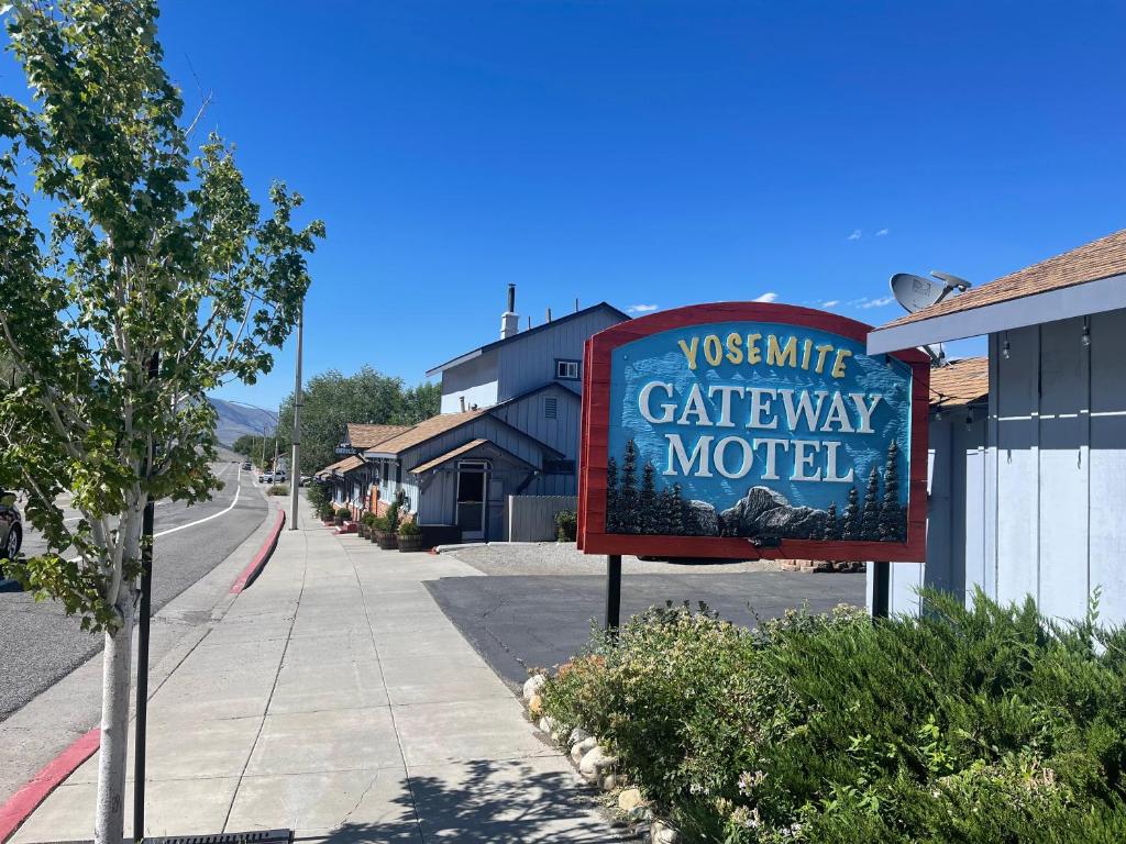 un panneau indiquant un motel de caraway dans une rue dans l'établissement Yosemite Gateway Motel, à Lee Vining