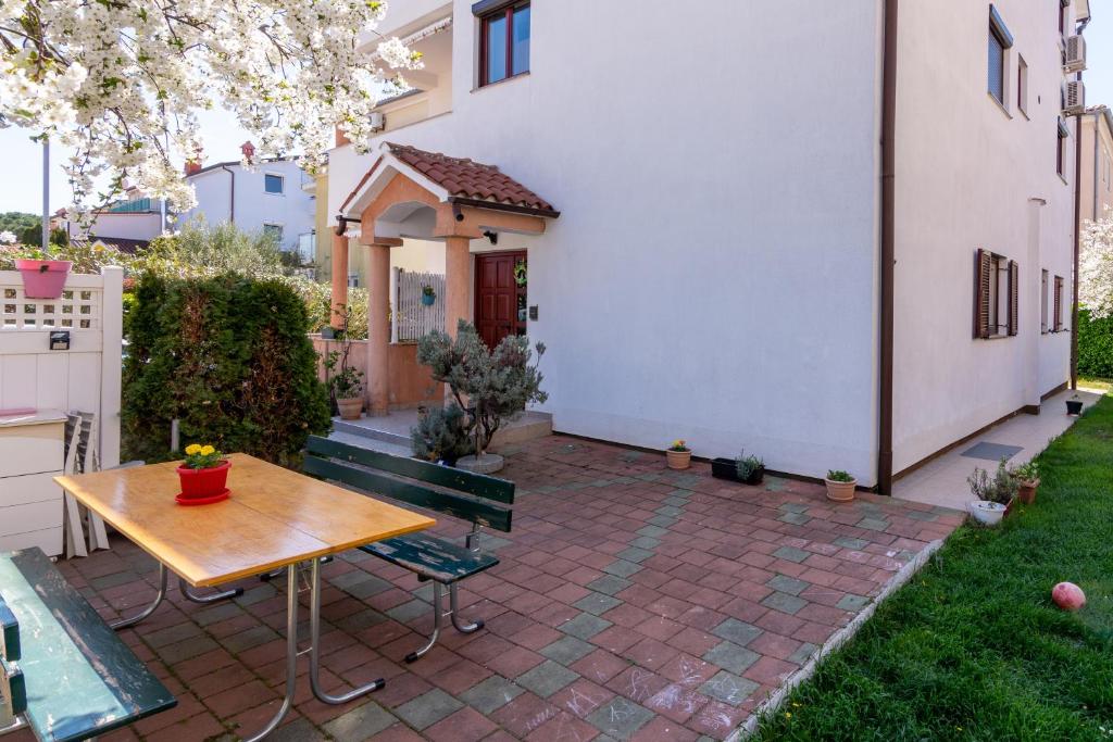 Apartments with parking space Fazana - 18639