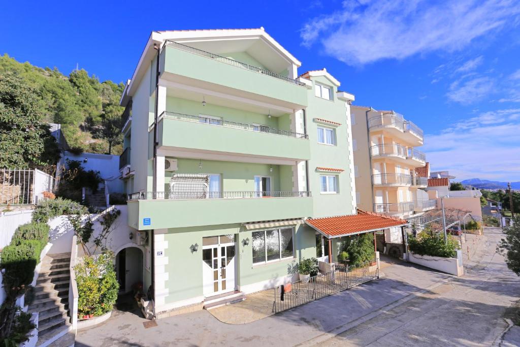 Fotografia z galérie ubytovania Apartments by the sea Seget Donji, Trogir - 18648 v Trogiri