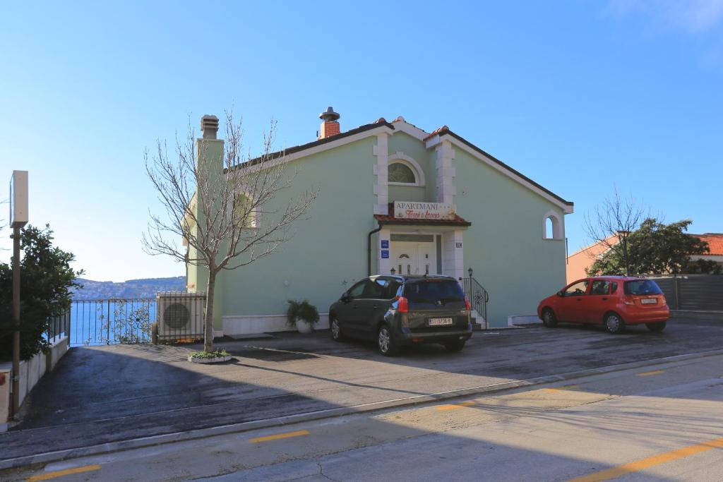 Fotografia z galérie ubytovania Apartments by the sea Seget Donji, Trogir - 18648 v Trogiri
