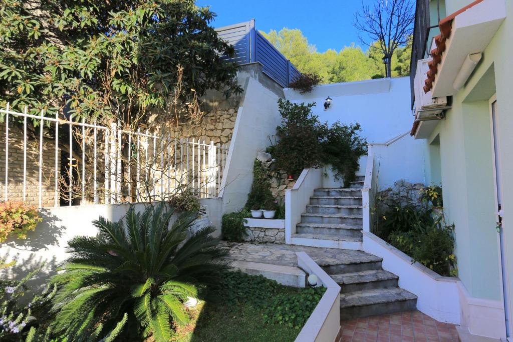 Fotografia z galérie ubytovania Apartments by the sea Seget Donji, Trogir - 18648 v Trogiri