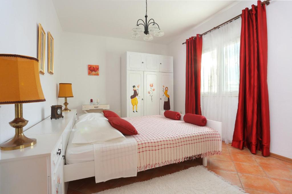 Fotografia z galérie ubytovania Apartments by the sea Seget Donji, Trogir - 18648 v Trogiri
