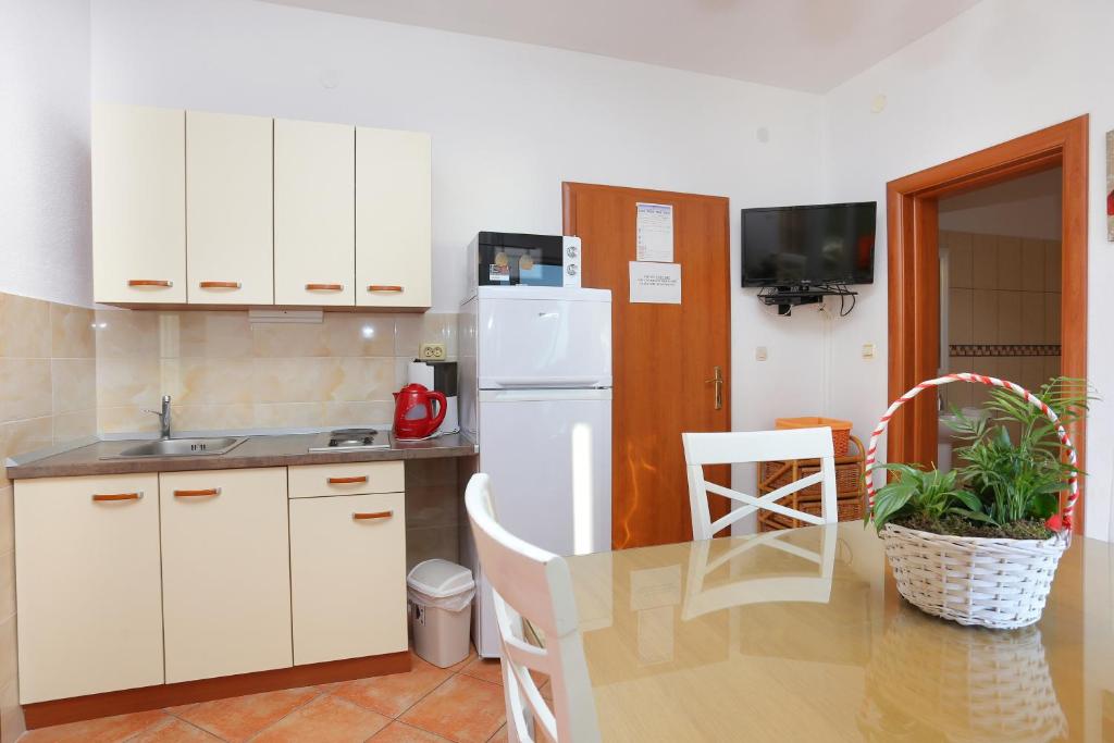 Fotografia z galérie ubytovania Apartments by the sea Seget Donji, Trogir - 18648 v Trogiri