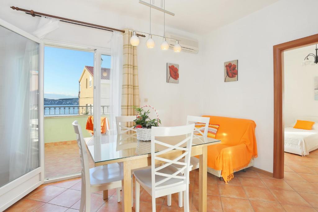 Fotografia z galérie ubytovania Apartments by the sea Seget Donji, Trogir - 18648 v Trogiri