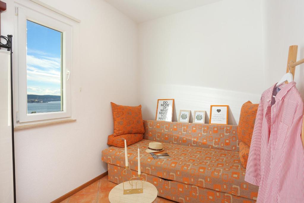 Fotografia z galérie ubytovania Apartments by the sea Seget Donji, Trogir - 18648 v Trogiri