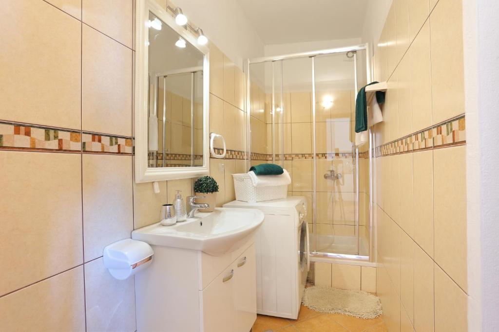Fotografia z galérie ubytovania Apartments by the sea Seget Donji, Trogir - 18648 v Trogiri