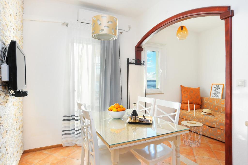 Fotografia z galérie ubytovania Apartments by the sea Seget Donji, Trogir - 18648 v Trogiri