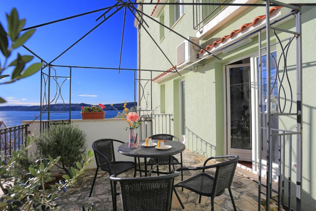 Fotografia z galérie ubytovania Apartments by the sea Seget Donji, Trogir - 18648 v Trogiri