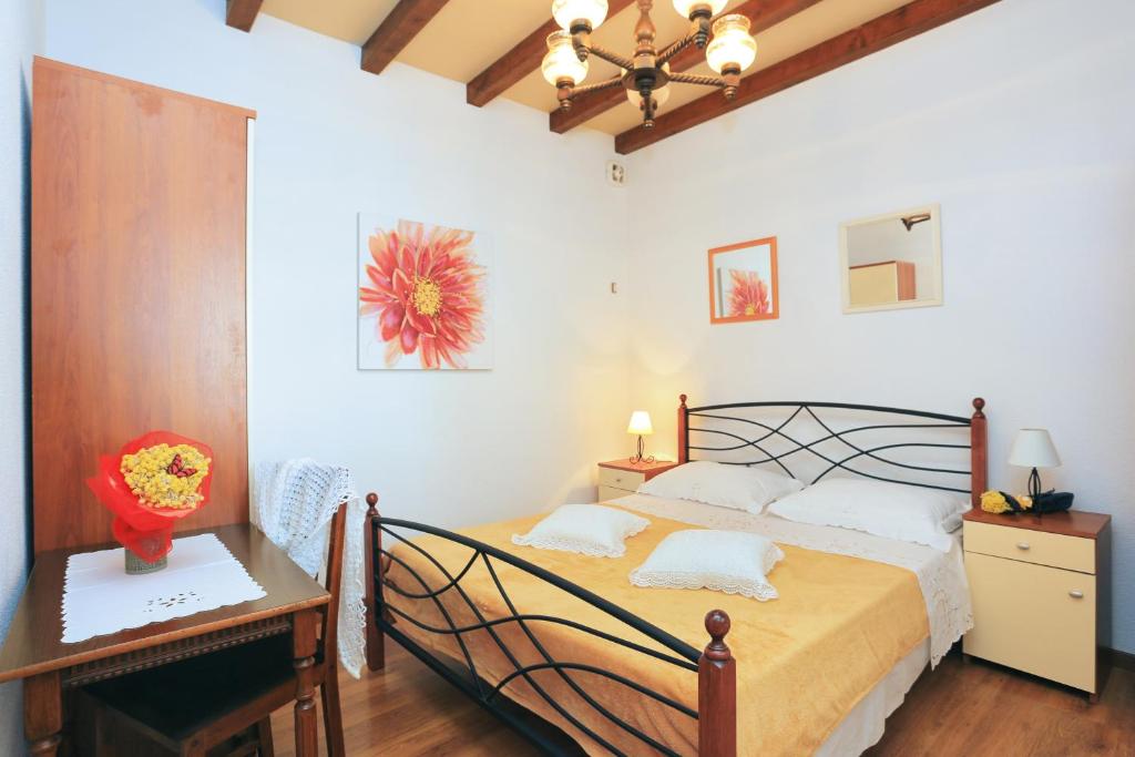 Fotografia z galérie ubytovania Apartments by the sea Seget Donji, Trogir - 18648 v Trogiri