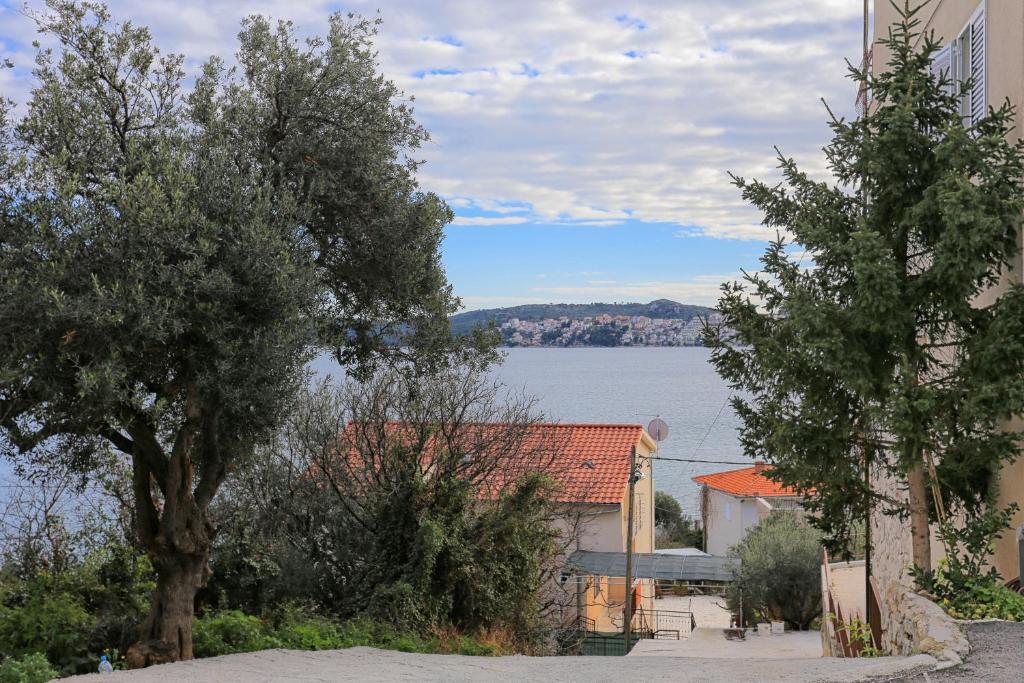 Fotografia z galérie ubytovania Apartments by the sea Seget Donji, Trogir - 18648 v Trogiri