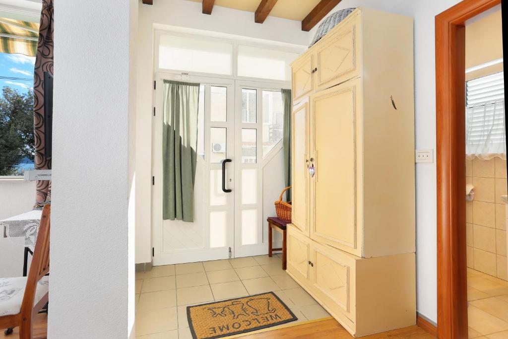 Fotografia z galérie ubytovania Apartments by the sea Seget Donji, Trogir - 18648 v Trogiri