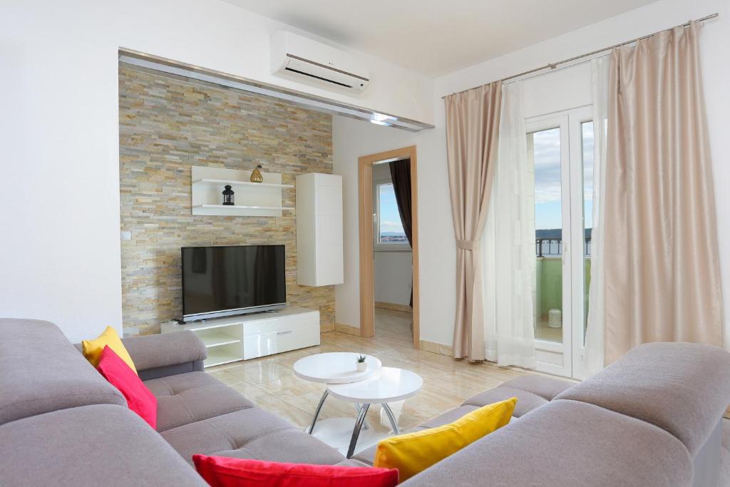 Fotografia z galérie ubytovania Apartments by the sea Seget Donji, Trogir - 18648 v Trogiri
