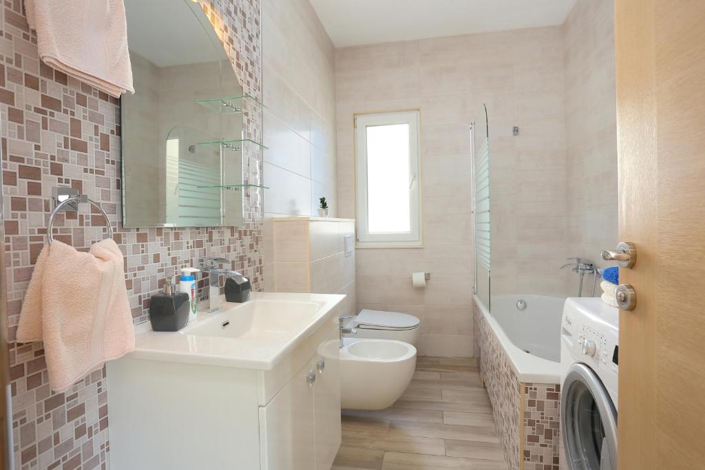 Fotografia z galérie ubytovania Apartments by the sea Seget Donji, Trogir - 18648 v Trogiri