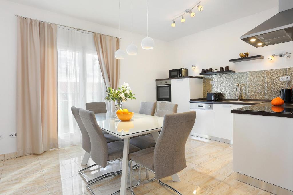 Fotografia z galérie ubytovania Apartments by the sea Seget Donji, Trogir - 18648 v Trogiri